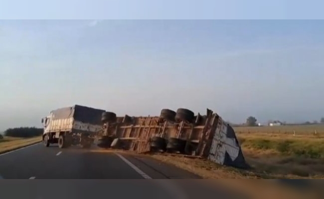 Armado y borracho, conducía un camión cargado que volcó en plena autopista