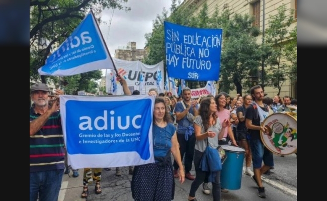 Docentes universitarios inician un paro de 48 horas y protestan en la UNC