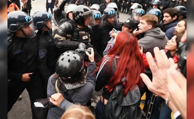 Brutal represión en el Congreso: las fuerzas federales golpearon y gasearon a los manifestantes