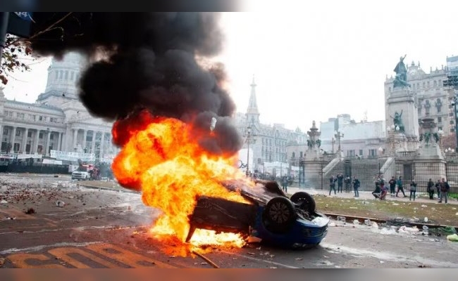 Piqueteros prendieron fuego el auto de Cadena 3 durante los incidentes en el Congreso