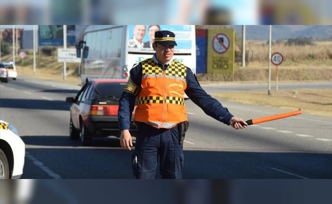 Un policía intentó frenar a un auto en un control y el conductor lo atropelló