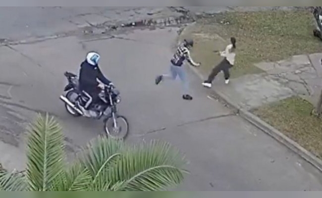 Video: una policía de civil se defendió a los tiros del ataque de dos motochorros