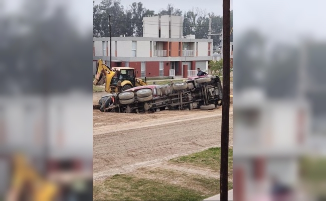 Un camión hormigonero cayó a un canal en el loteo Procrear