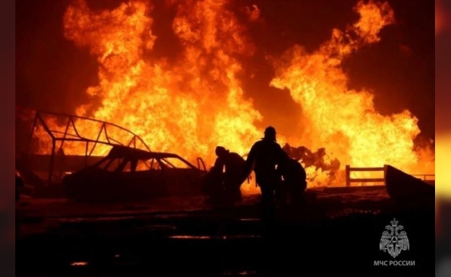 Feroz incendio en depósito petrolero de Rusia tras el ataque de drones ucranianos