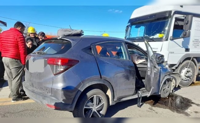 Iban en familia en pleno finde XL, chocaron contra un camión y se desató una tragedia