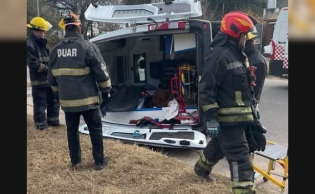 Río Cuarto: una ambulancia con cuatro ocupantes volcó tras chocar con una camioneta