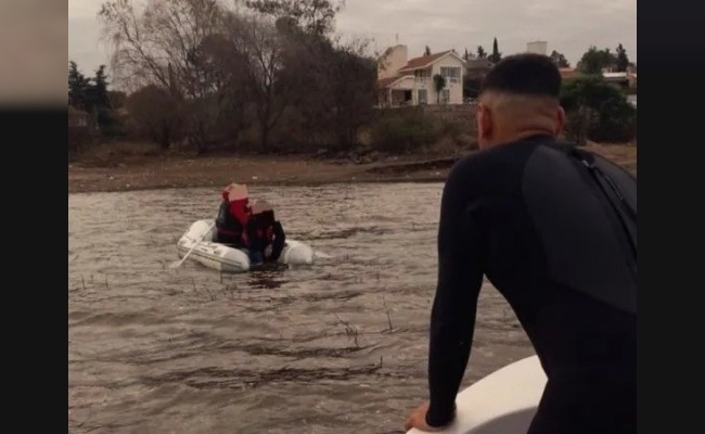 Lago San Roque: rescataron a una pareja que había quedado varada, mientras navegaba en un "gomón"