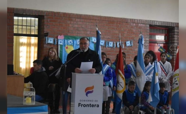 Martínez encabezó el acto oficial por el Día de la Independencia en el Jardín Nucleado N° 154 de Frontera