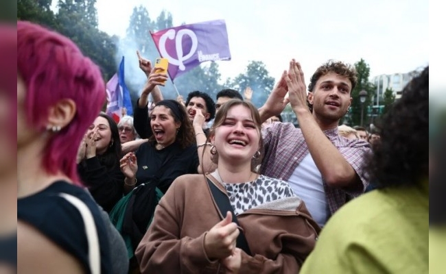 Tras el inesperado triunfo de la izquierda en Francia comienzan arduas negociaciones para formar gobierno