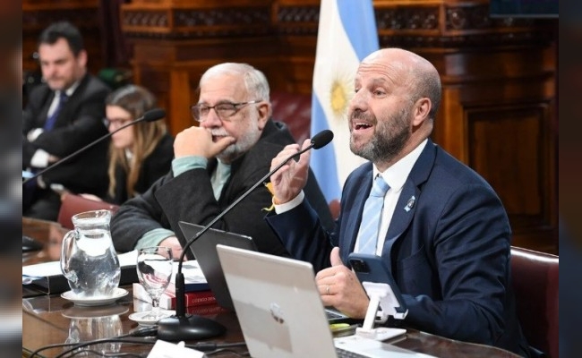 El Senado retomó la discusión en comisión de un proyecto que roza el caso Loan