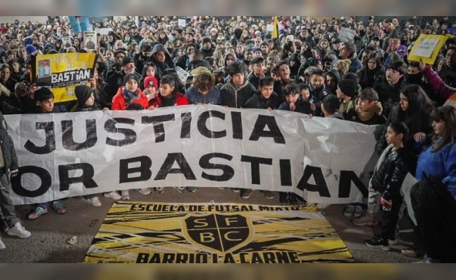 Multitudinaria marcha por Bastian, el nene de 10 años que murió tras quedar en medio de un tiroteo