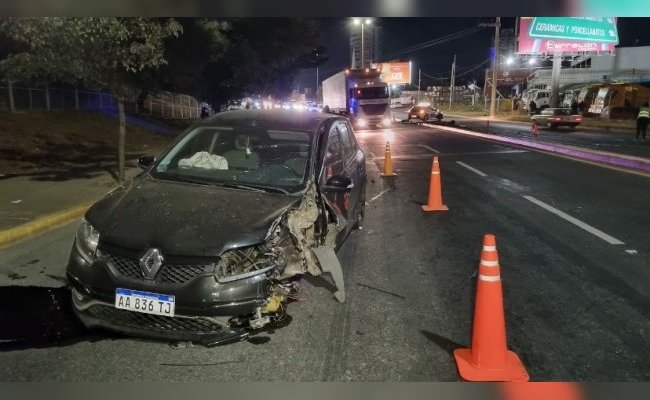 Perdió el control, chocó contra un poste en avenida Colón y se salvó de milagro