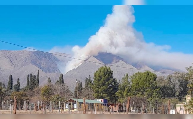 Incendio fuera de control en Traslasierra: afecta a una zona inaccesible y el tiempo no ayuda