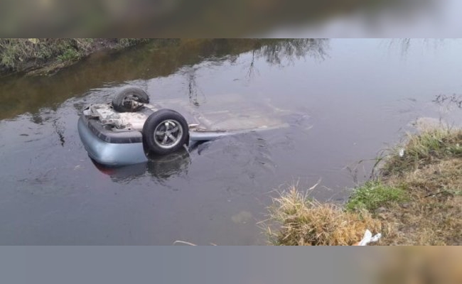 Perdió el control del auto y cayó al canal: “Venía con mucha velocidad, no frenó y voló”