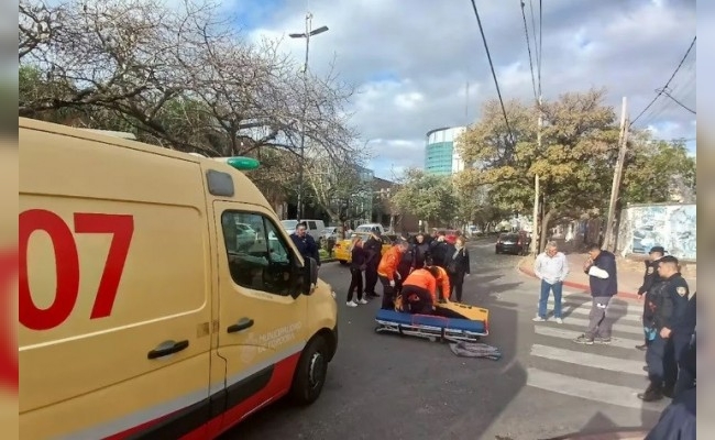 Un remisero evadió un control, chocó a una policía y se dio a la fuga