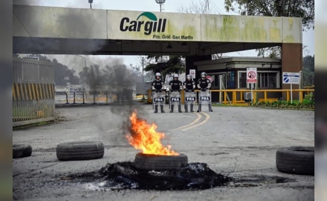 Por el paro de aceiteros hay más de 10.000 camiones varados en los principales puertos