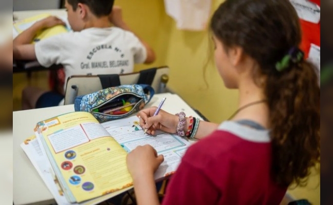 Los estudiantes de primaria y secundaria no podrán usar los celulares en aulas porteñas