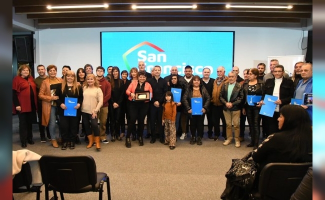 La Municipalidad distinguió a agentes y jubilados municipales