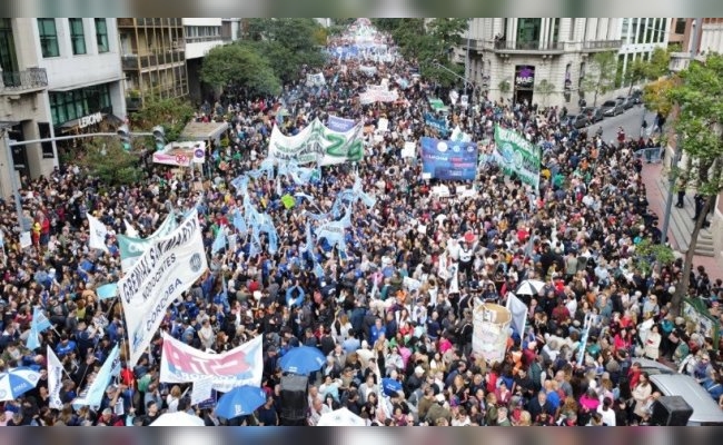 Docentes y no docentes realizan un paro en universidades nacionales este lunes