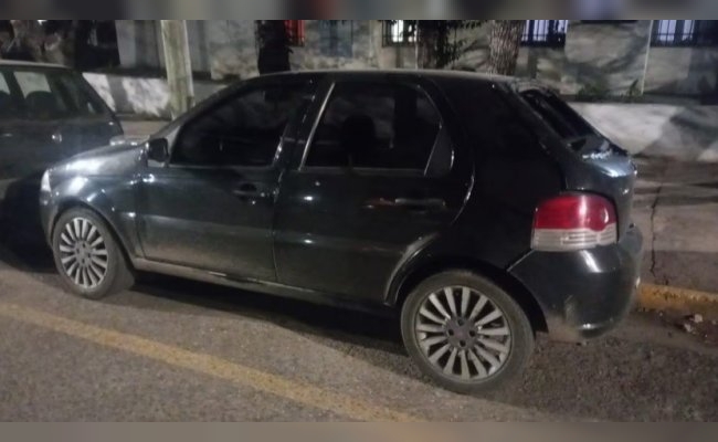 Cuatro menores le robaron el auto a un Uber, chocaron contra un poste al escapar y fueron detenidos