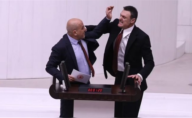 Golpes en el Parlamento de Turquía: el debate sobre un ex diputado preso terminó en una pelea a puños