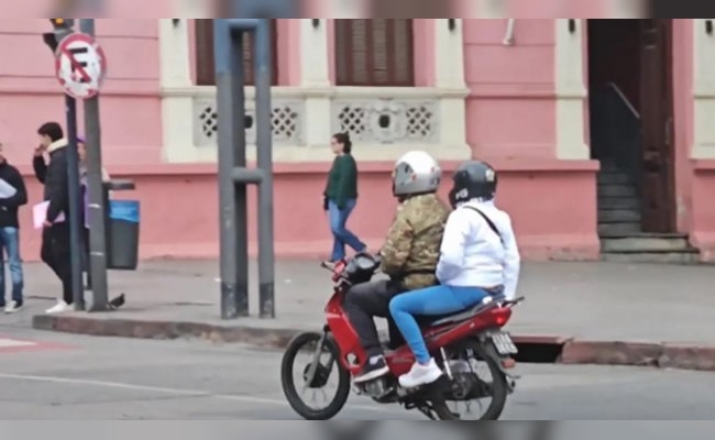 Motos en Córdoba: sólo el 40% de los acompañantes lleva casco