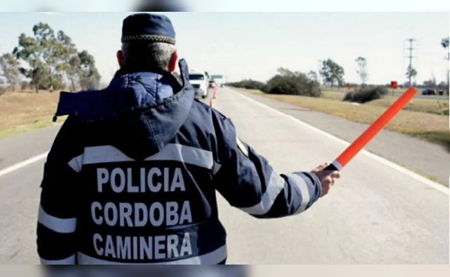 Una conductora atropelló a un policía de la Caminera: no tenía la licencia y se dio a la fuga