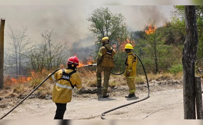 Aviones hidrantes y 14 cuarteles de bomberos combaten un incendio forestal cerca de El Durazno