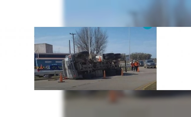 Un camión volcó en la rotonda de ingreso a San Francisco