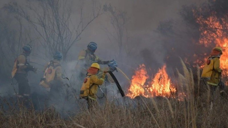 Sin respiro en Córdoba: dos focos contenidos y un incendio activo en Ambul