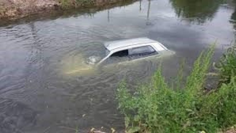 Una conductora perdió el control y su auto terminó hundido en un canal