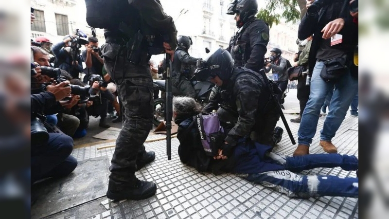 Reprimieron a manifestantes, tras la ratificación del veto a la movilidad jubilatoria