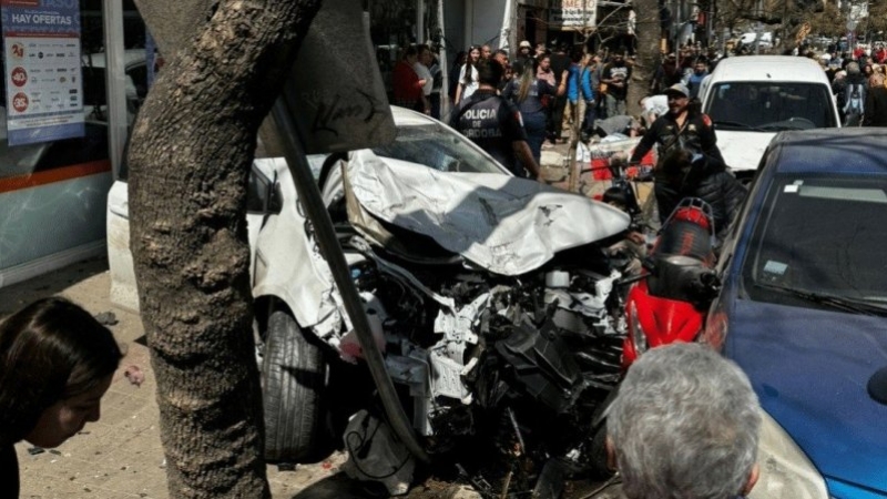 Terror en el centro de Córdoba por un auto que arrolló a peatones, motos y otros vehículos