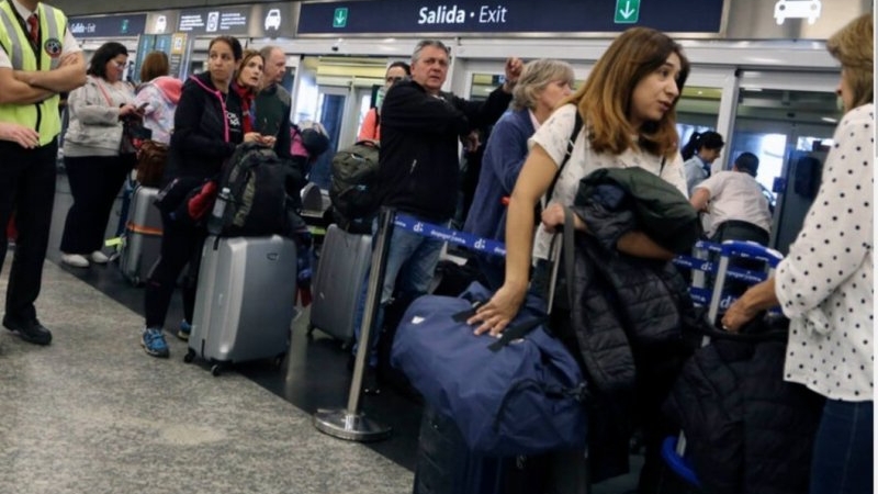 Continúa el paro en Aerolíneas: 37.000 pasajeros afectados y más de 300 vuelos cancelados