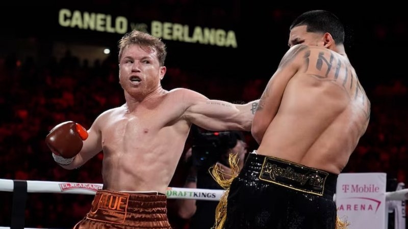 Canelo Álvarez le ganó a Berlanga y se mantiene como el rey de los supermedianos