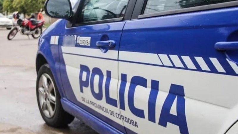 Descubren a una policía consumiendo cocaína en una estación de servicio