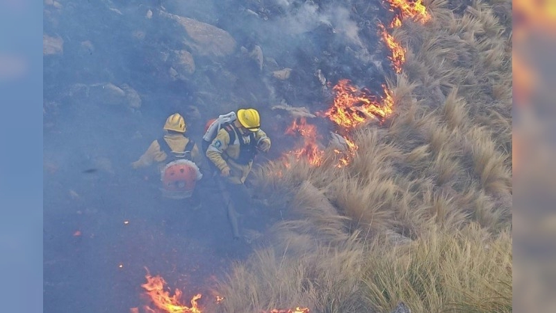 Incendios: hay focos activos en Capilla del Monte, Colazo, Sebastián Elcano y Reducción 