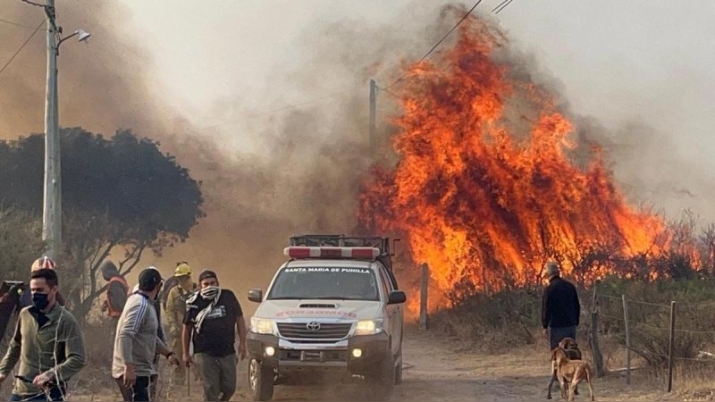 Incendios en Córdoba: más evacuados, viviendas destruidas y una aerosilla histórica devastada por las llamas