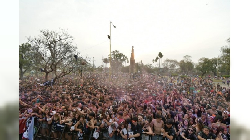 Multitud de jóvenes celebraron el Día del Estudiante en la Plaza Vélez Sarsfield