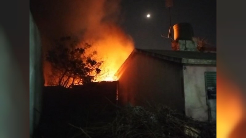 Dos dotaciones de bomberos extinguieron un incendio ocurrido en el patio de una vivienda