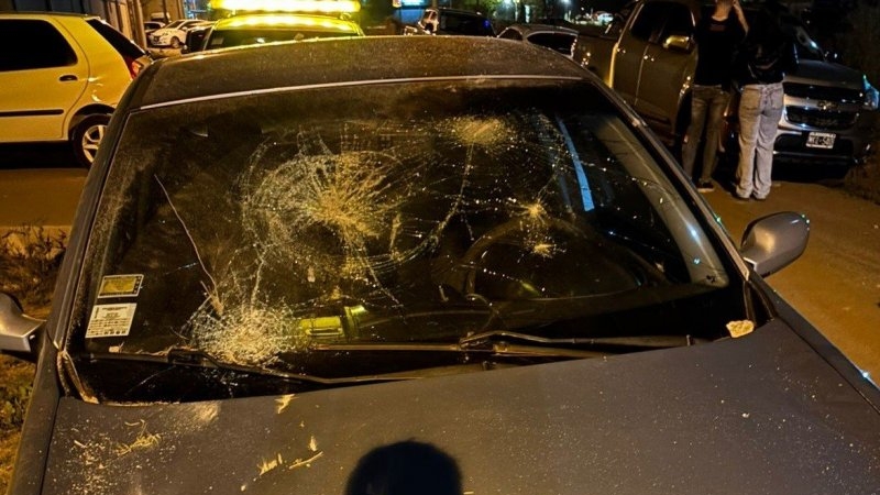 Encontró su auto con el parabrisas destruido por culpa de policías