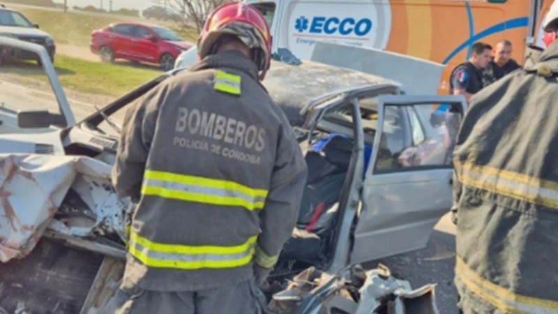 Un herido grave tras el choque de un auto y un camión en Córdoba