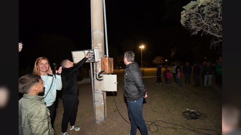 Se inauguró la iluminación de la avenida de los Inmigrantes en Plaza San Francisco