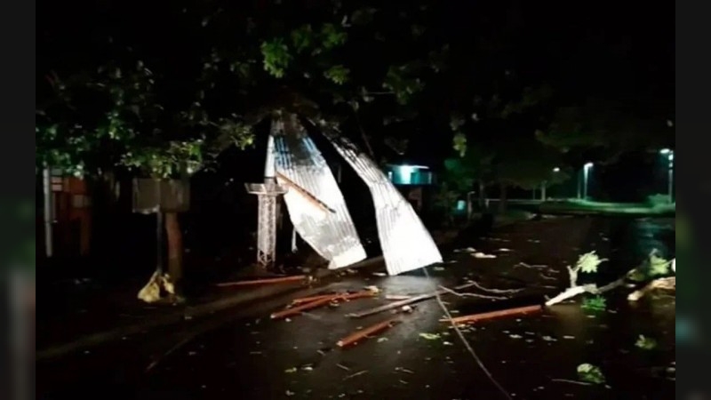 Feroz temporal en Entre Ríos: voladura de techos y caída de árboles