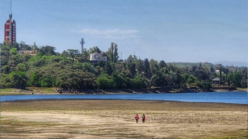 Crisis hídrica en Carlos Paz: bajo alerta roja aumentan las restricciones