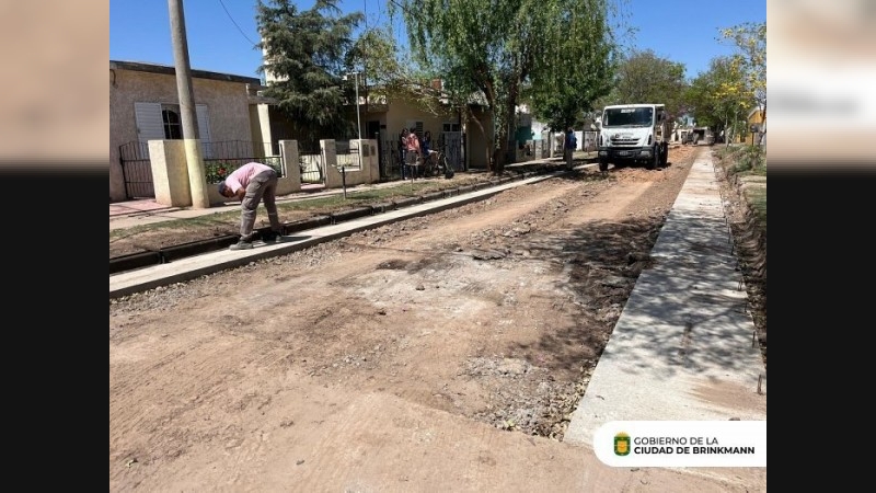 Avanza la obra de cordón cuneta en barrios de Brinkmann