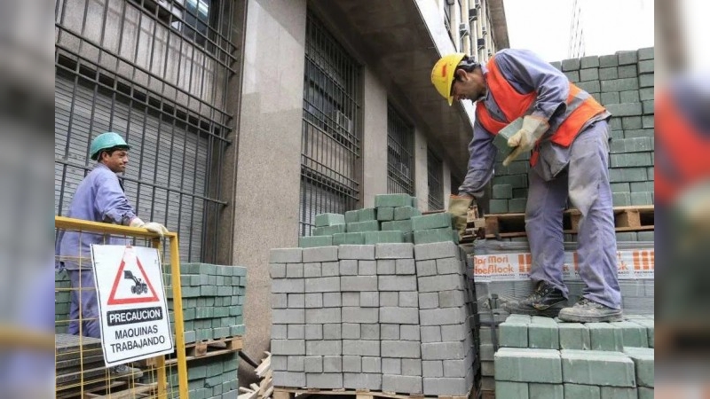 En los primeros ocho meses de 2024, la industria cayó 13,6% y la construcción se retrajo más de un 30%