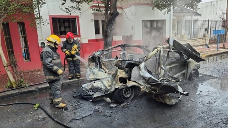 Estalló un auto en Córdoba: explotó el tubo de GNC y se convirtió en chatarra