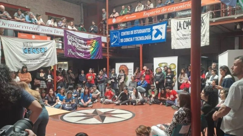 Denuncian en la Universidad de Quilmes que libertarios atacaron a estudiantes con gas pimienta