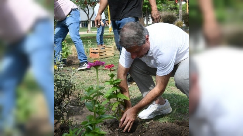 Ornamentaron la Plaza Cívica con flores del Vivero Municipal